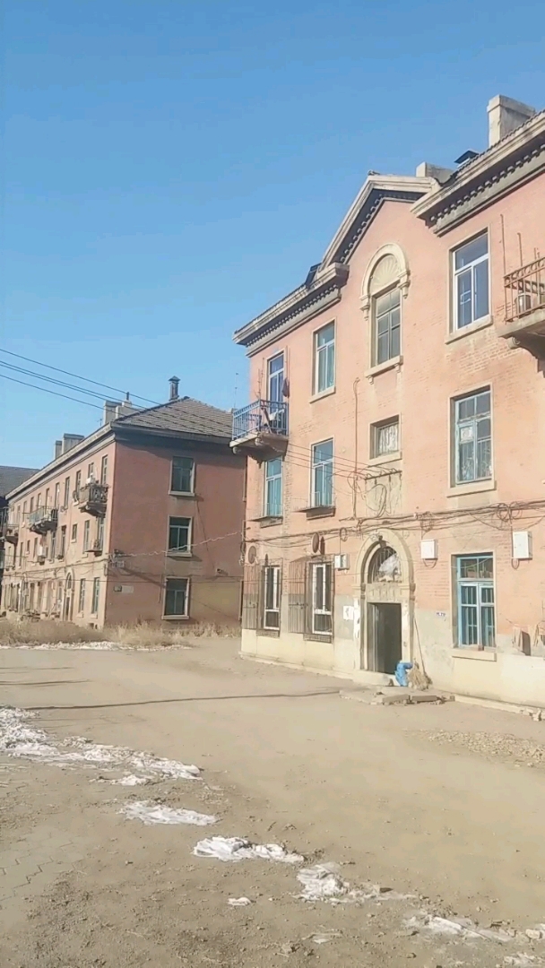 按照前苏联设计的"三层起脊闷顶式住宅"建造的工人村,称苏联楼