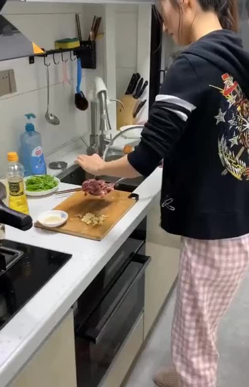 老婆做饭照片图片