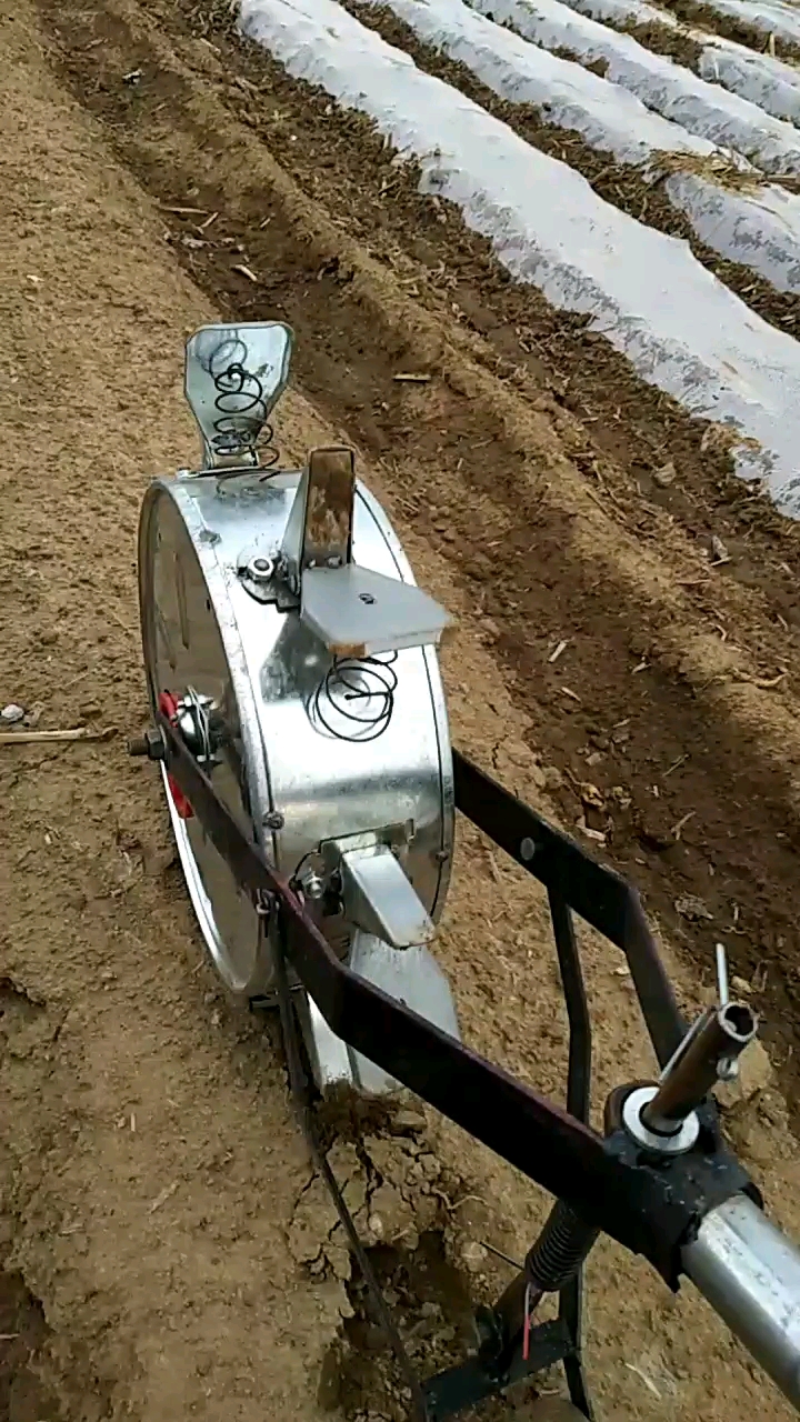 山东临沂费县种花生神器火了省时省力!真好用!