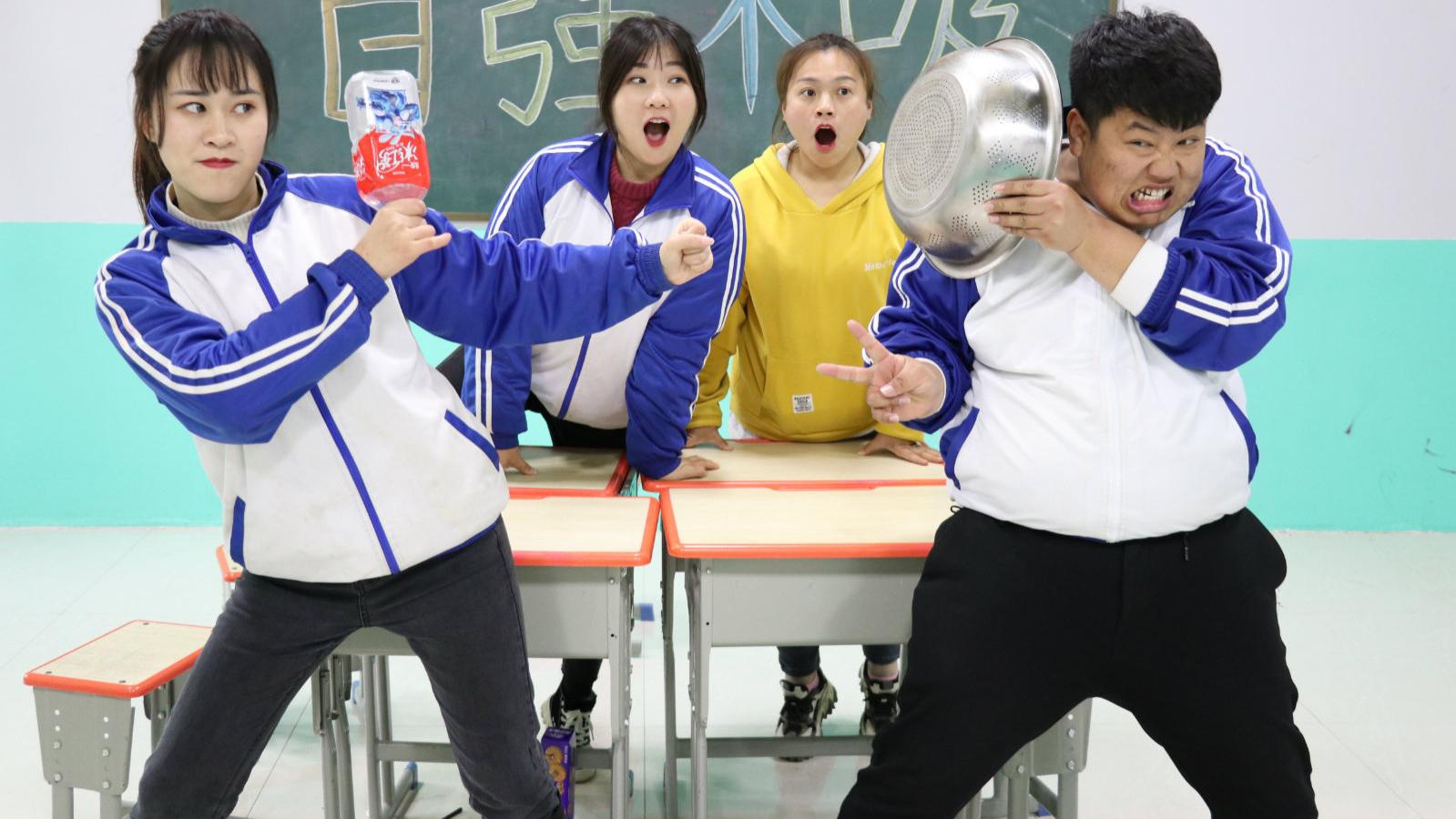 学霸王小九校园剧:师生玩"护住自己小脑袋"游戏,一人拿瓶子一人拿盆!