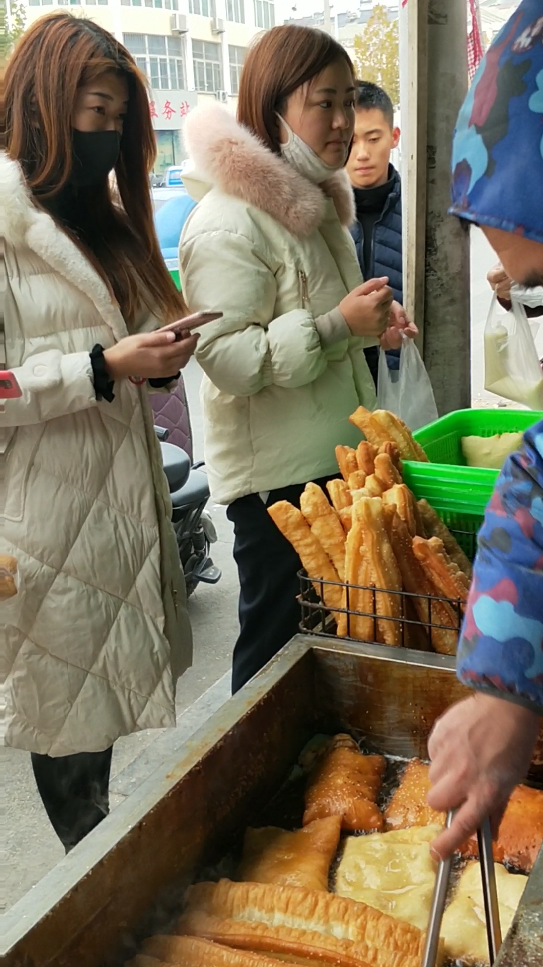 美女辛苦美女优先.她们嘴里吃出来的品牌油条.双击关注老铁们