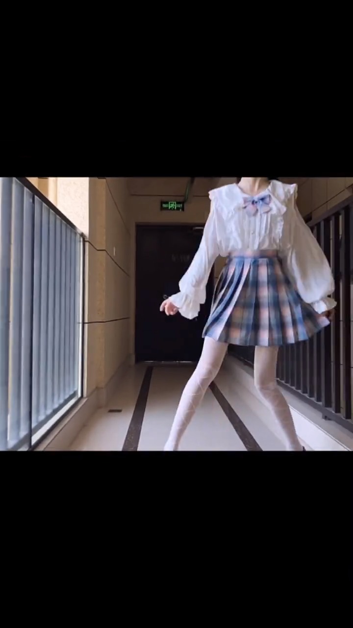 jk制服当一个jk跳时鞋子飞了