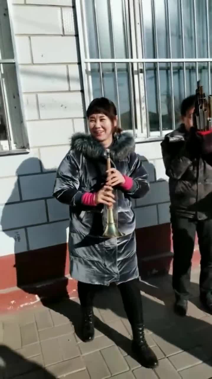 内蒙古唢呐美女,曲子一响起,就知道是个高手!