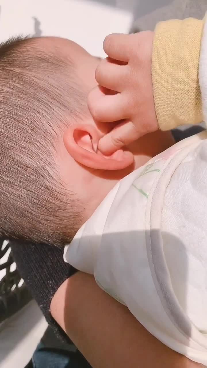 元宝22个月最近经常挠耳朵,儿保时问yi生,建议用宝宝专用棉签沾取抚触