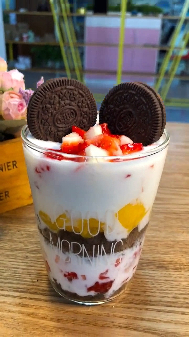 一杯巧克力水果奶少女心满满的