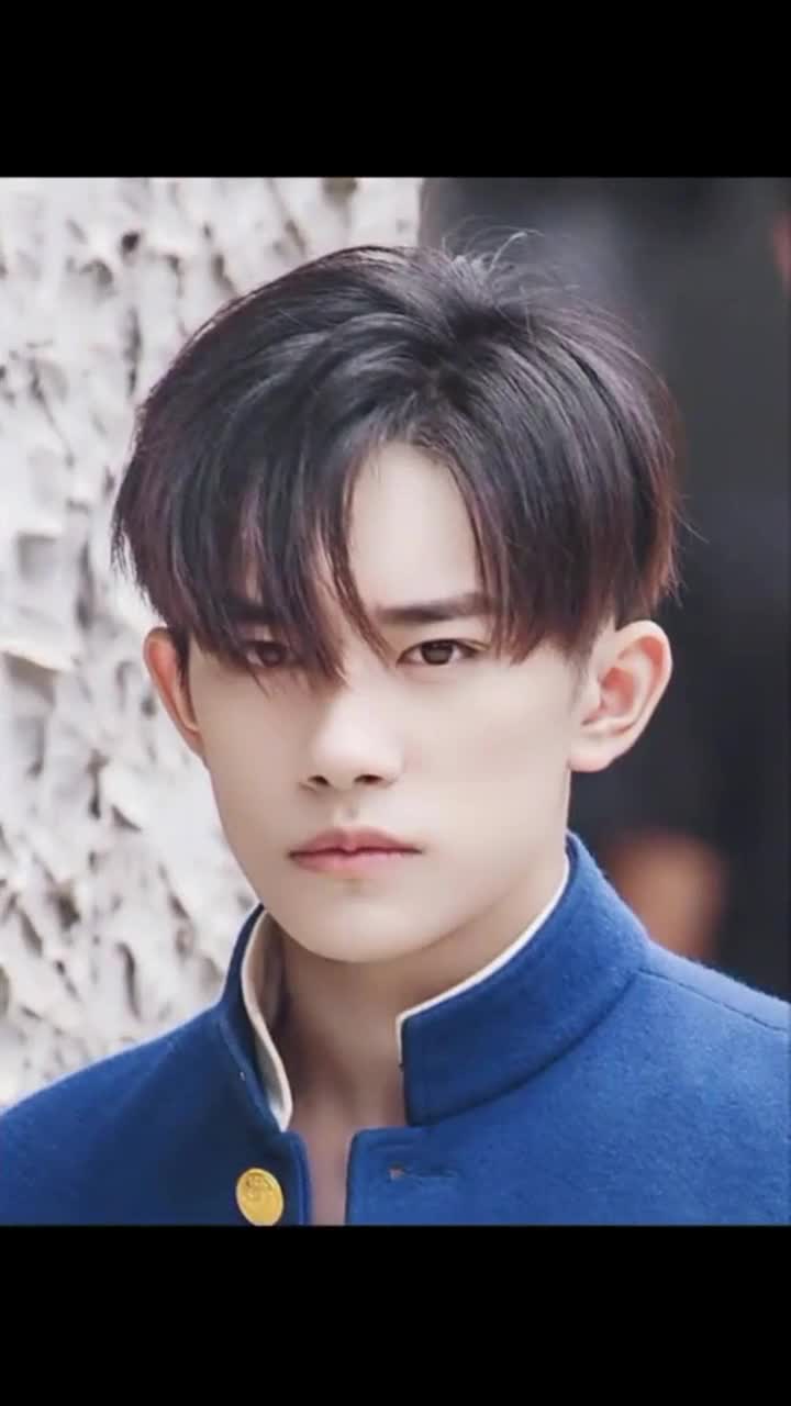 易烊千玺小哥哥这身气场十足,简直太帅了,眼神高冷让人沦陷