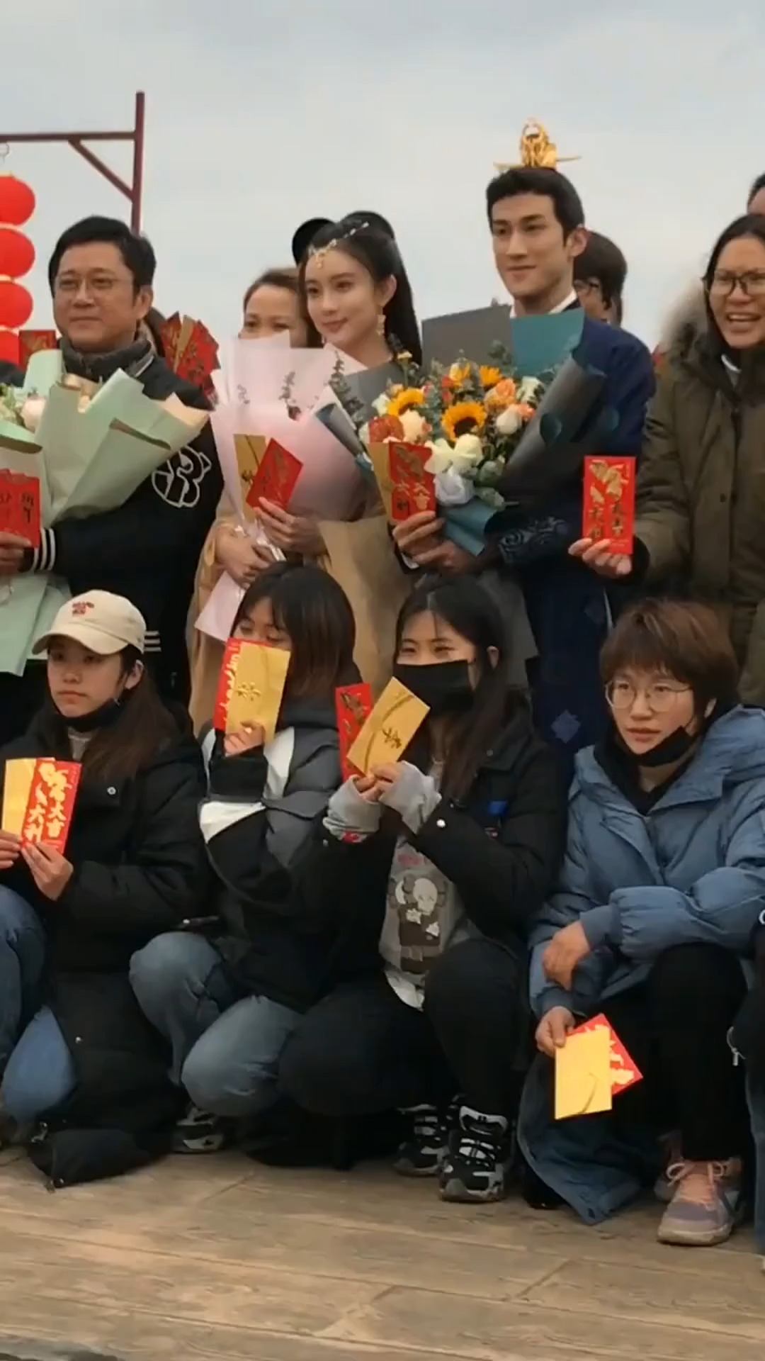 剧组杀青,演员们一起合影,知道是哪部剧吗?