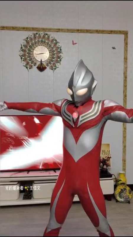 红色力量型迪迦奥特曼上线当年丽娜的一声大古多少人都哭了佳文带大家