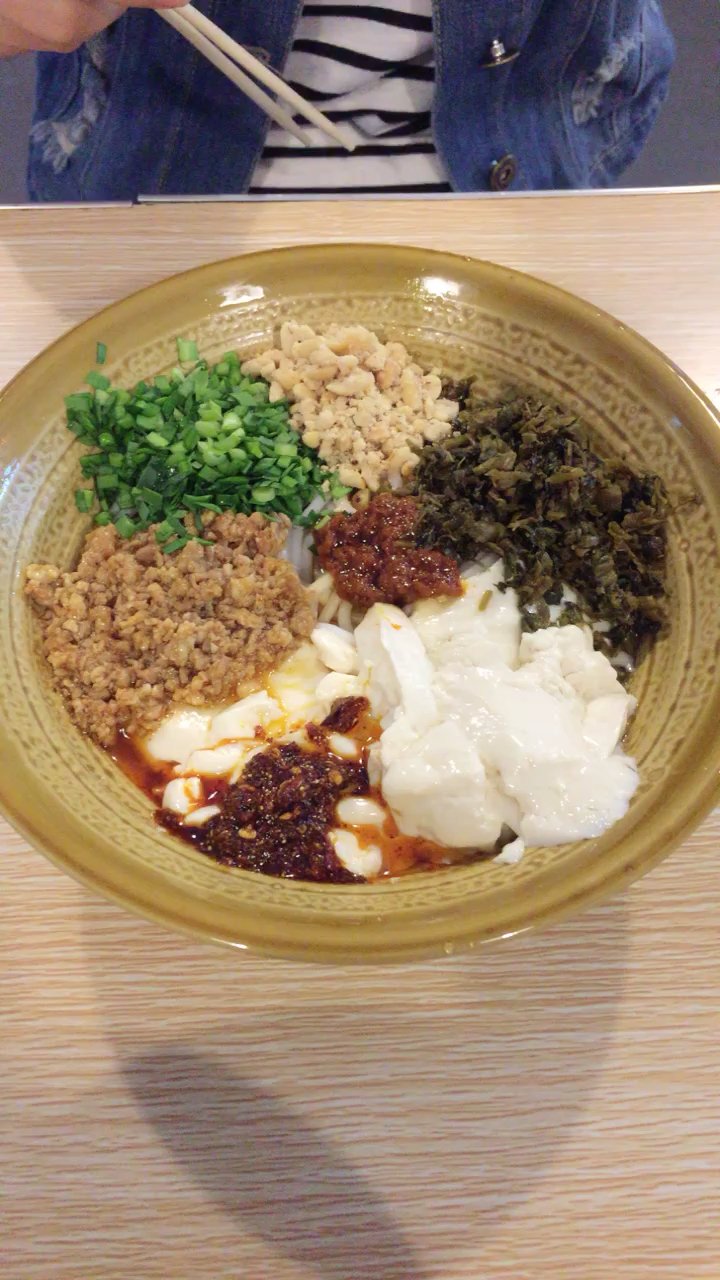 云南豆花米线,拌着吃,香喷喷