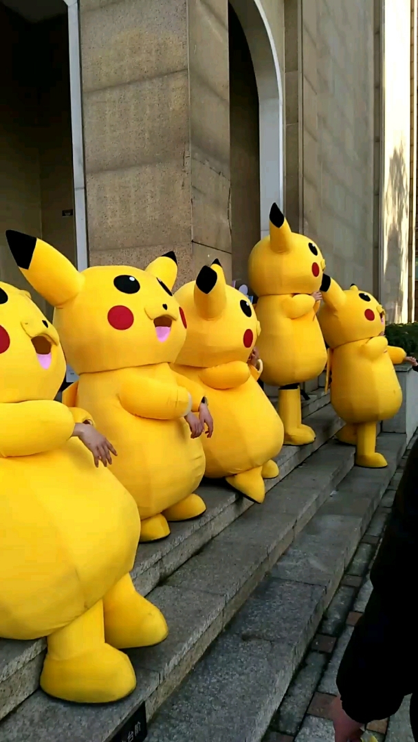 皮卡丘一排做,吃烤肠了