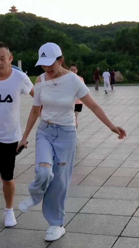 北山第一大网红红格子丹丹曳舞-全民小视频