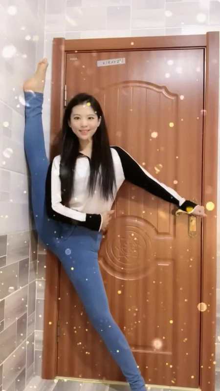 颜值高的妹子家中表演绝活,高难一字马表演,真是了不得!