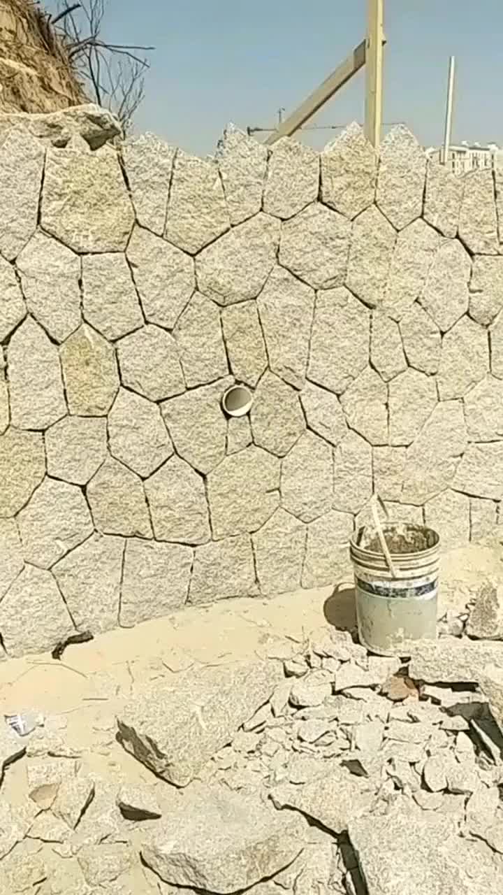 这石头砌的墙看起来真舒服,老师傅绝对是高手