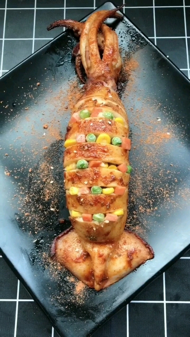 美食达人,今天来将大家做一道非常好吃的街边网红美食,鱿鱼包饭的做法