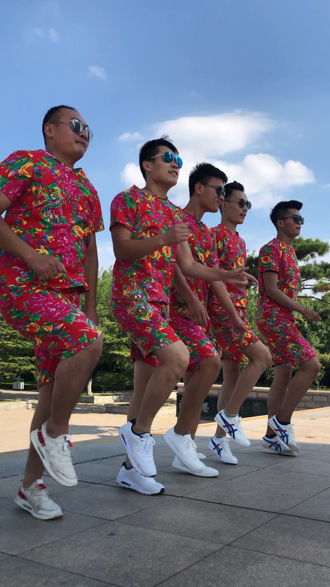 五胞胎齐跳《激光雨》