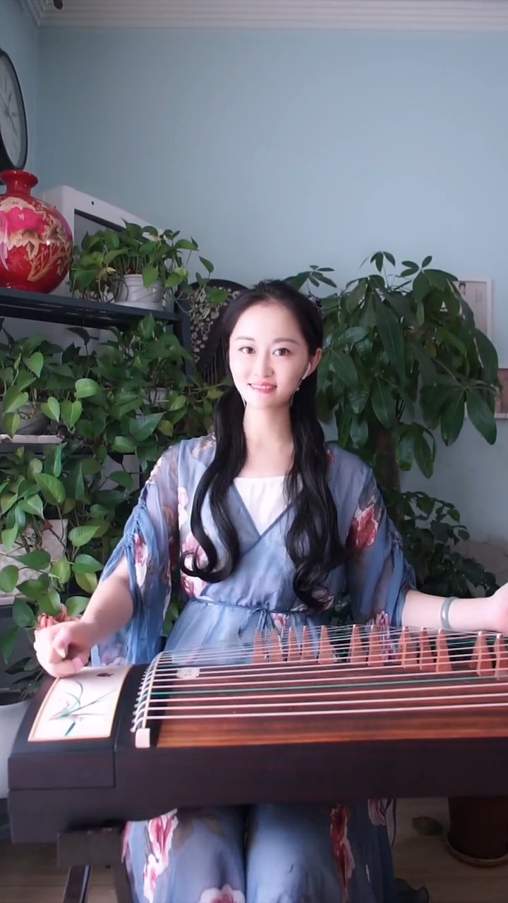 经典老歌#美女古筝弹奏《女儿情》,如此美妙琴音,若是御弟哥哥听后