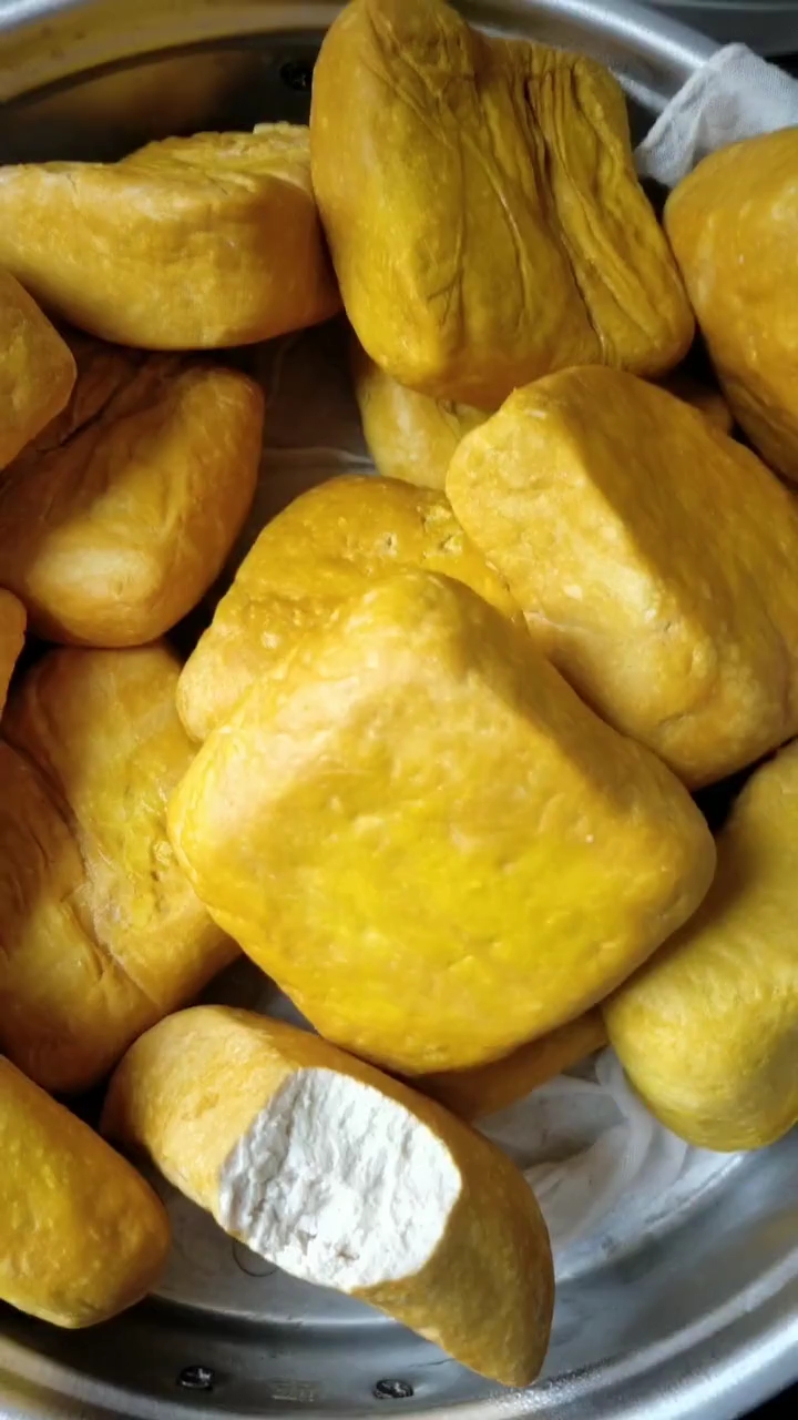 云南宣威有名的黄豆腐,放点盐煮一下放的时间长不容易发霉,而且超好吃