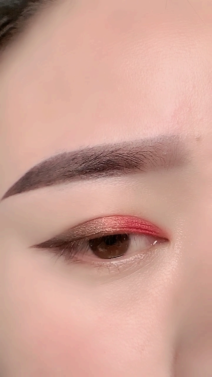 黑色眉笔眼影画出的漂亮眼妆