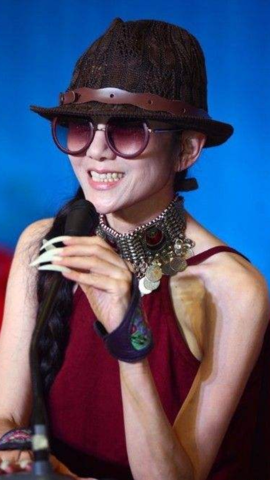 杨丽萍的手,金星的腿都是因为练舞蹈练的吗?太吓人了