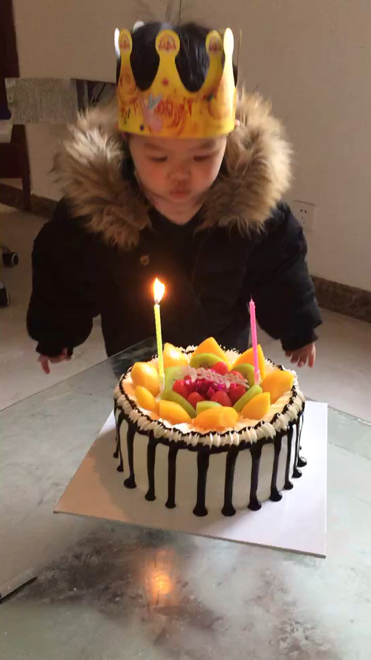 小薇两岁生日吹蛋糕