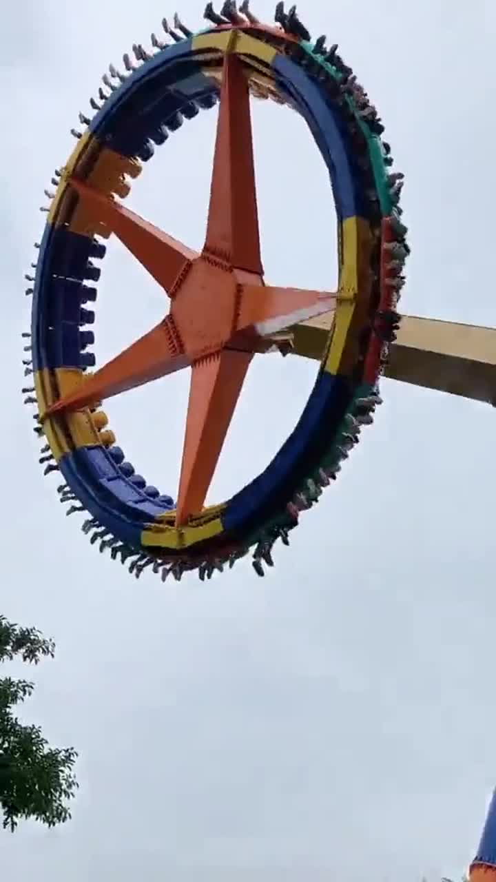 游乐园的旋转大摆锤,停留在空中的那刻最刺激