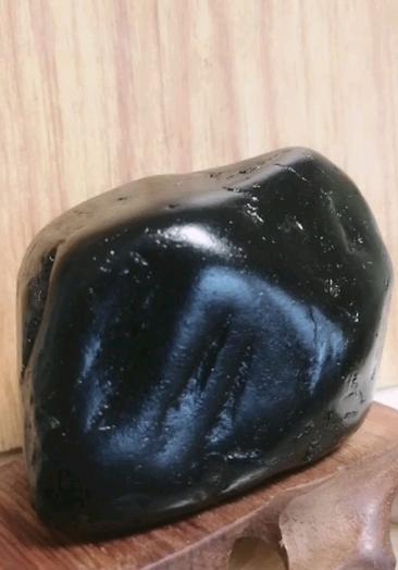 街拍美女#一块漂亮的崂山试金石请欣赏