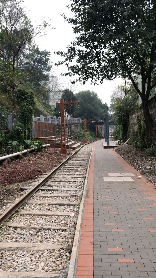 新修的川外小铁路