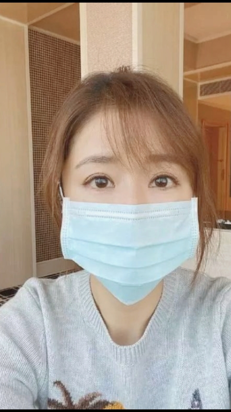 新年吃点好的#林心如戴口罩晒自拍,双目楚楚动人