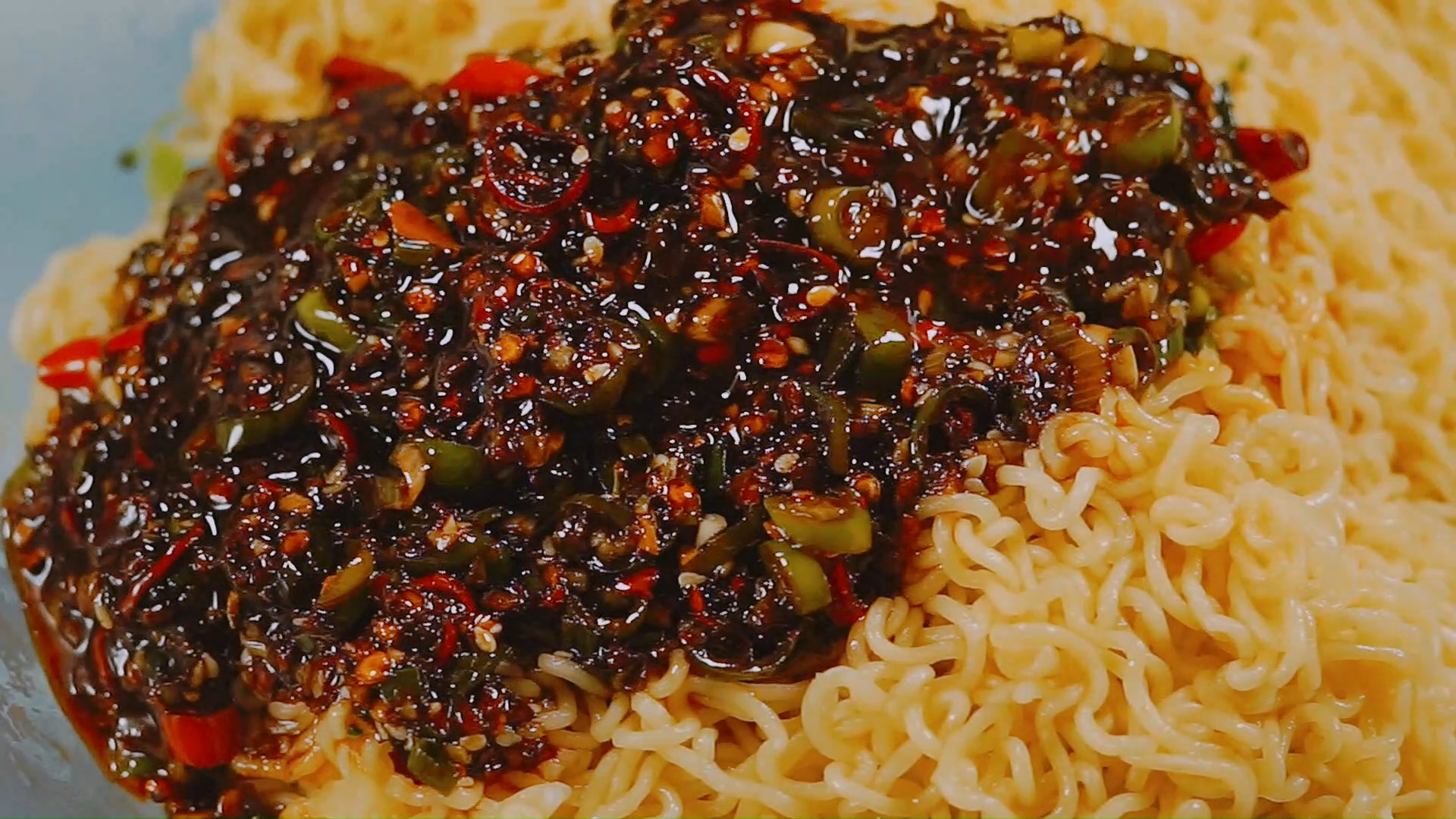 美食#试试方便面新吃法,干拌泡面,香辣又开胃,比泡的好吃百倍,简单