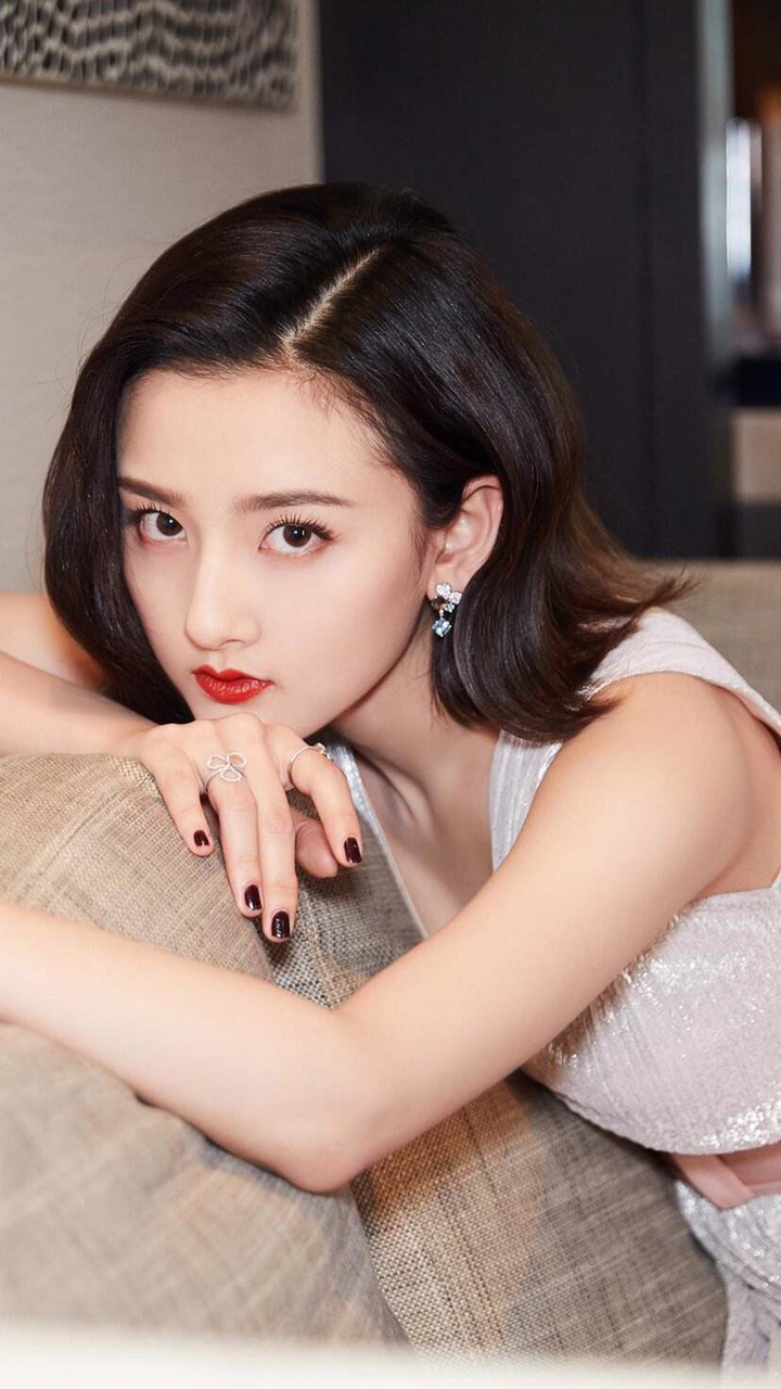 祖儿姐姐的一组写真,让我有点认不出她了,美哭啦希望大家多多支持这位