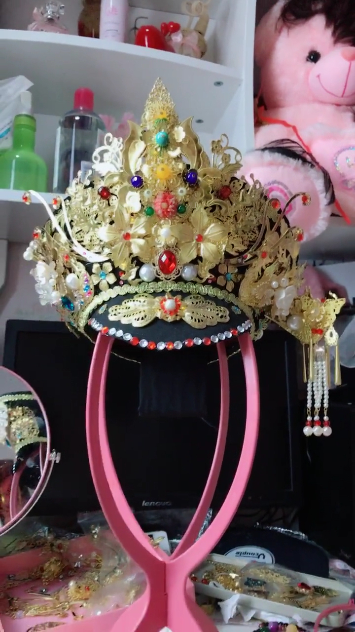 为了做个皇后帽子 也是拼了 颈椎都干疼啦  累死啦 洗澡睡觉去?