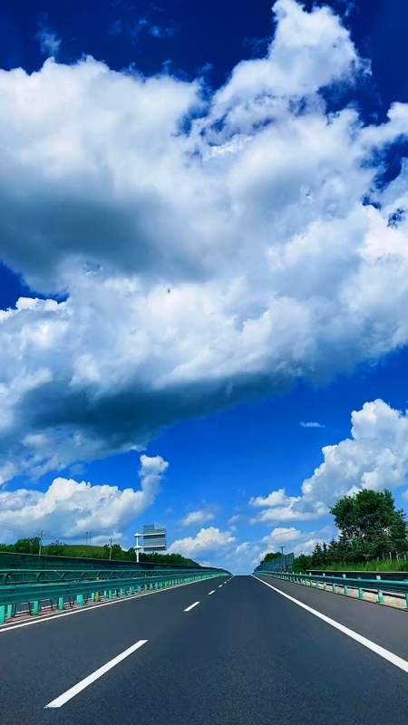 无论你有多少烦恼,抬头看见蓝天白云的那一刻,心情就会跟着变好,心情