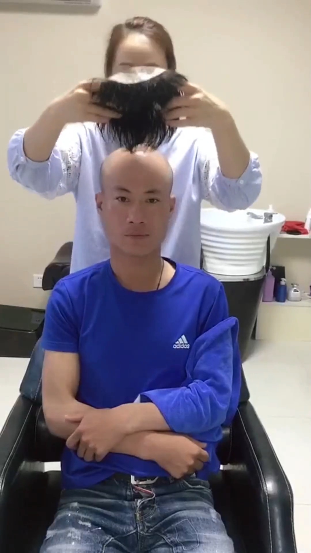 娱乐#一顶假发真是太神奇了,光头男秒变气质小哥,戴上假发瞬间剂滗