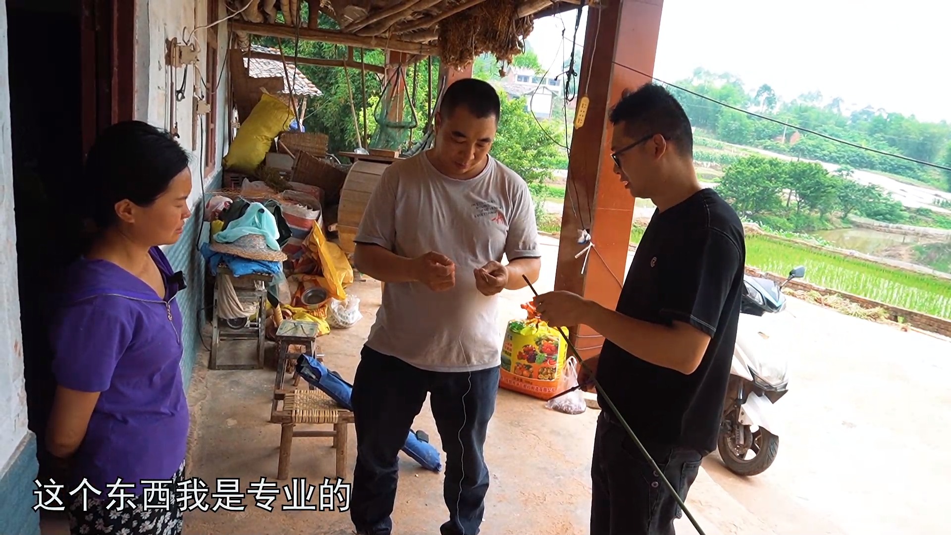 美食#今天桃子姐来家钓龙虾,阿波老婆做一盘黄豆烧排骨,香气四溢,真