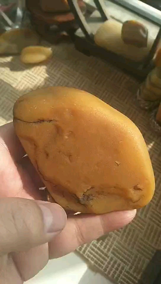 乌尔禾地表料鸡油黄原石