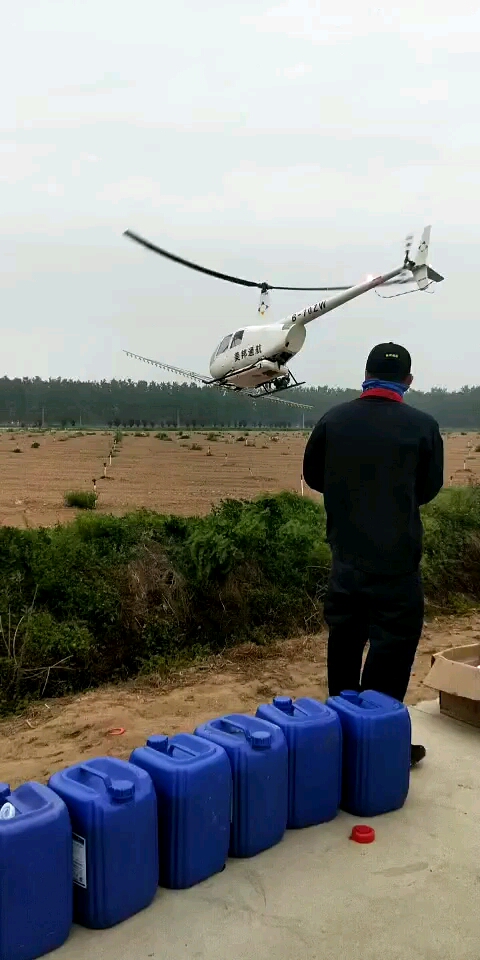 喷农药,减少病虫害,增加农作物产量,用直升机喷洒农药比传统人工喷洒