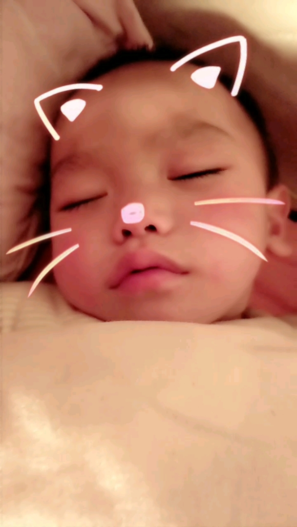 小宝儿你终于睡着了这一天下来可把我累的不行,你就睡着了老实会儿