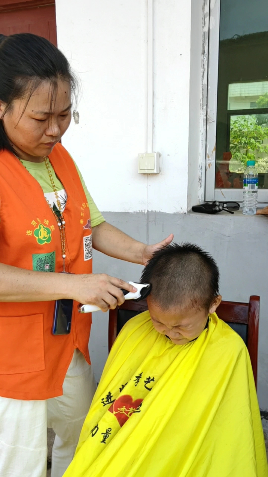 全民正能量#开学之前,下乡给留守儿童剃头.