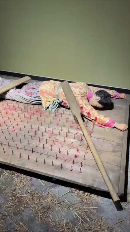 古代酷刑滚钉板,一般用在平民越级告状时,隔着屏幕都觉得疼!