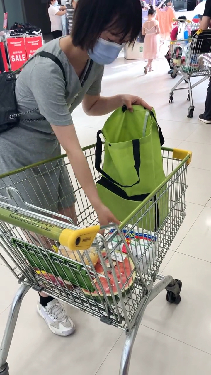 逛超市大包小包提不动,这个带轮子可折叠的购物袋就特别实用#折叠购物