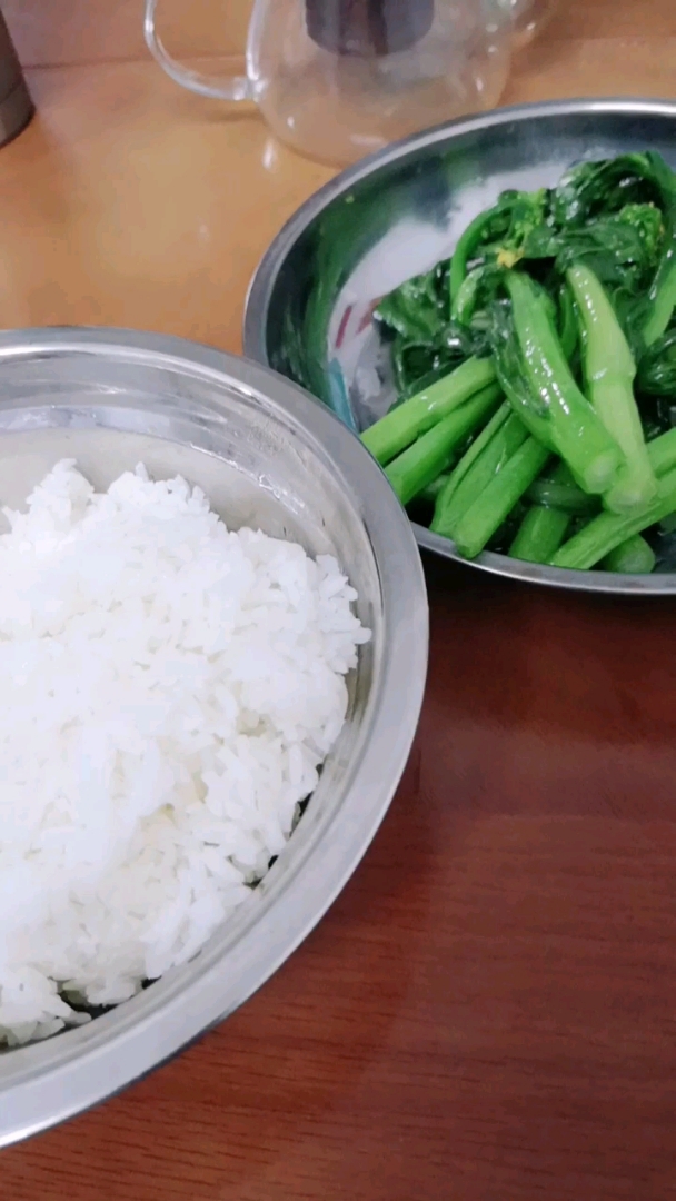 有钱人白饭加青菜是养生,穷人吃青菜是寒酸!