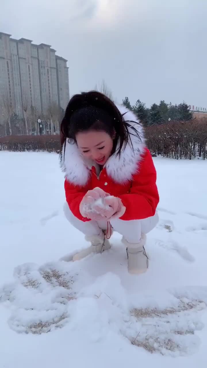 娇娇小姐姐在雪地里堆雪人,完全不惧严寒,不得不说东北雪真大