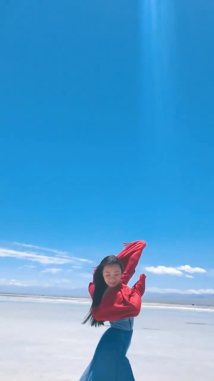 这个小姐姐火了,背影竟然如此迷人,回头的瞬间我惊呆了!