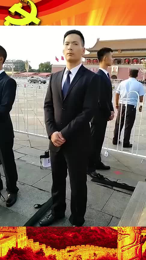 实拍黑衣人日常站岗,眼神坚毅充满杀气,不愧是皇家御林军