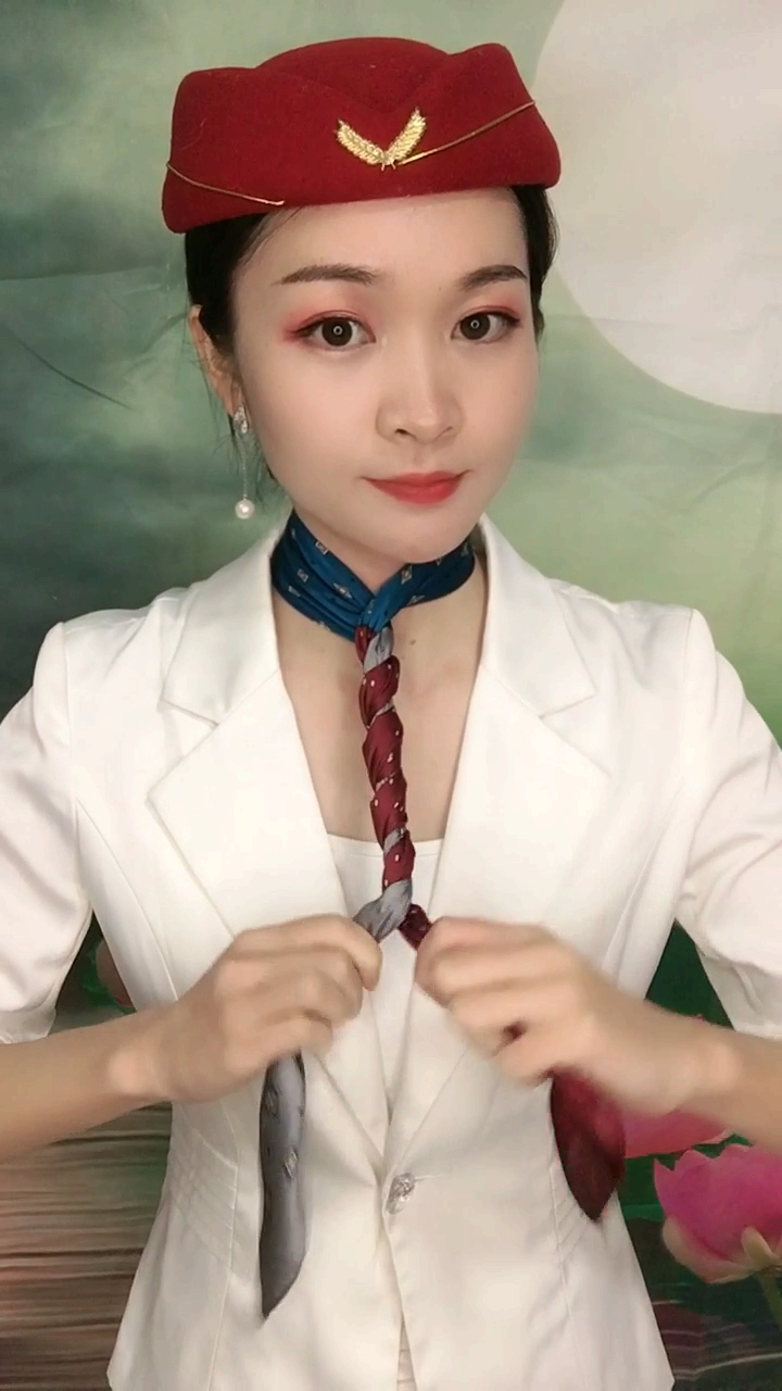 唯美丝巾系法#超简单的丝巾花朵系法,是空姐?动姐?还是石榴姐?