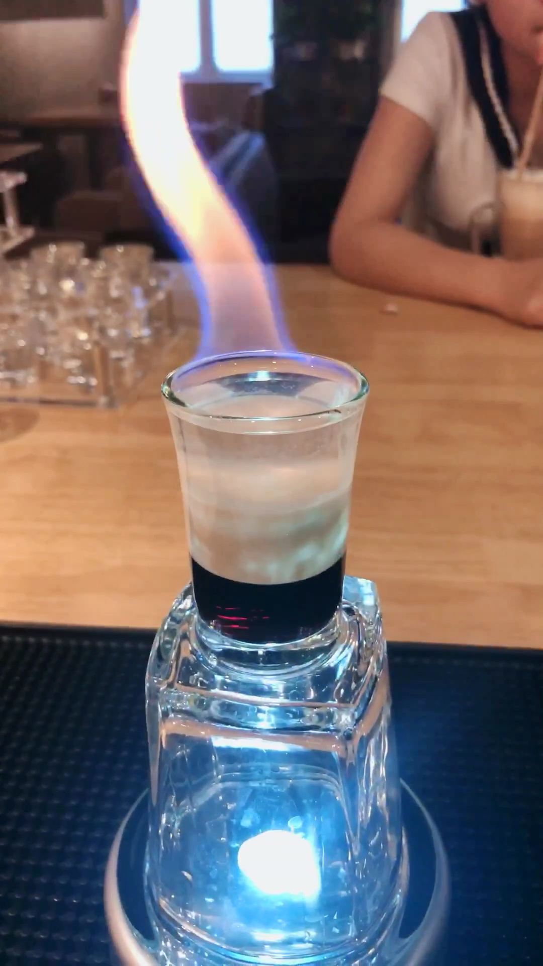 食神大pk#b_52轰炸机,超烈的鸡尾酒,酒吧常点的酒水之一,甜甜的但