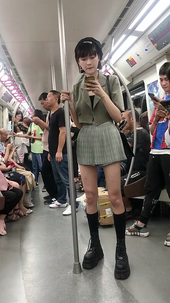 街拍地铁美女#好有范的小姐姐