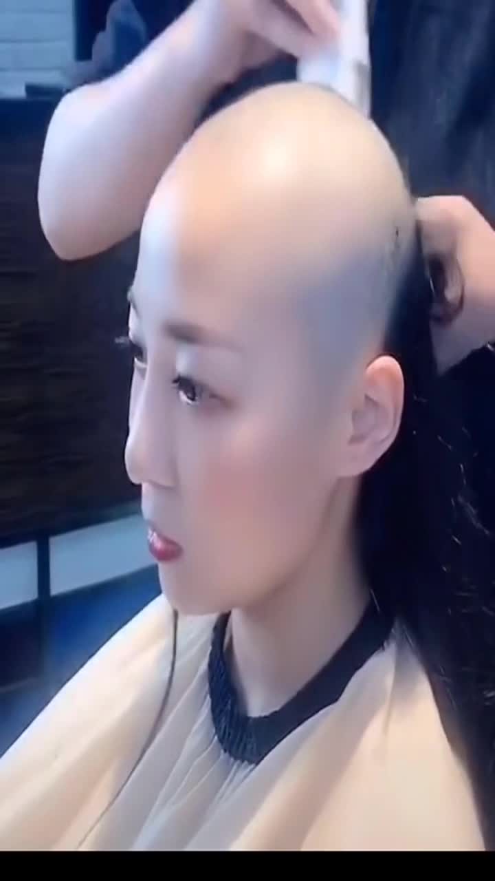 要看女人美不美,剃个光头就知道了!