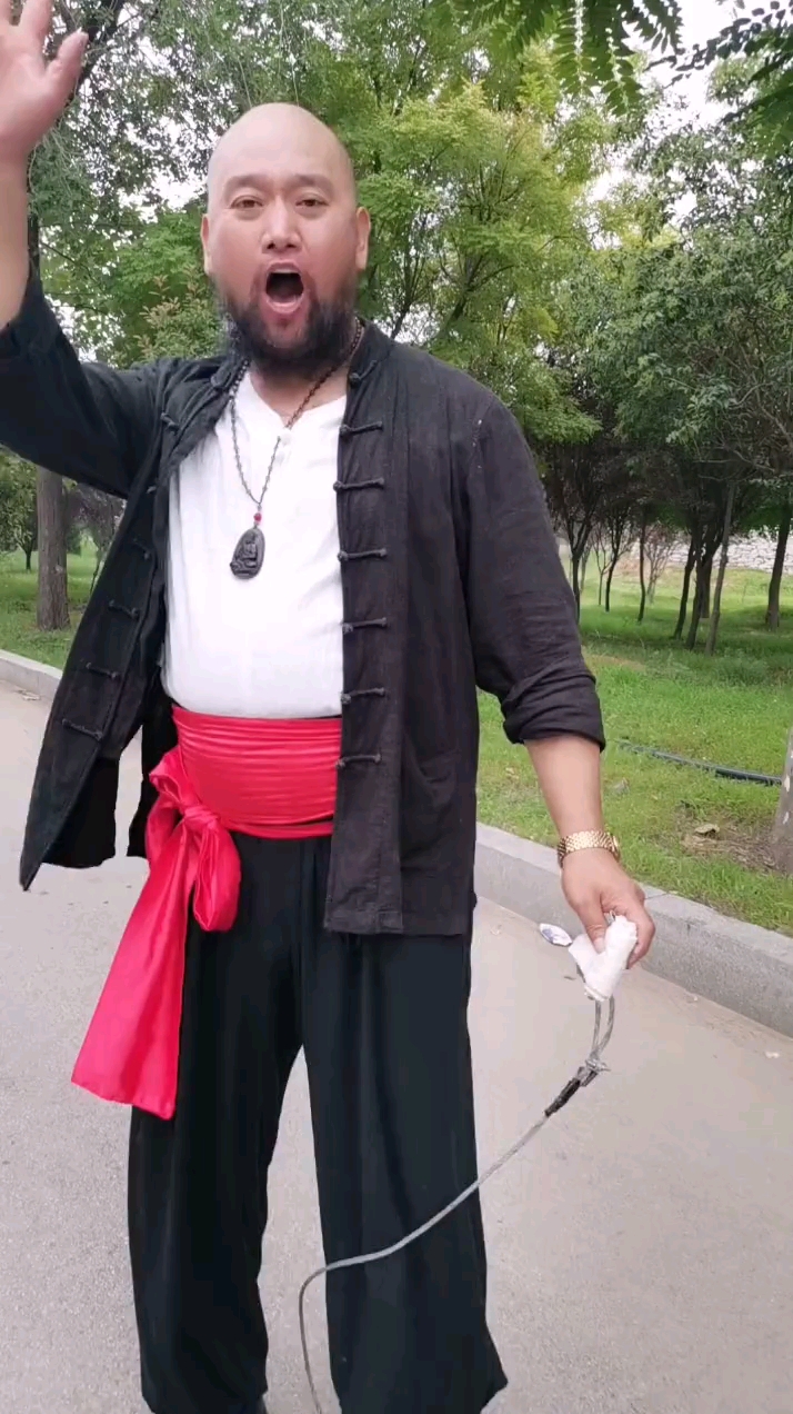 影视武打演员田杰用牙齿拉气车