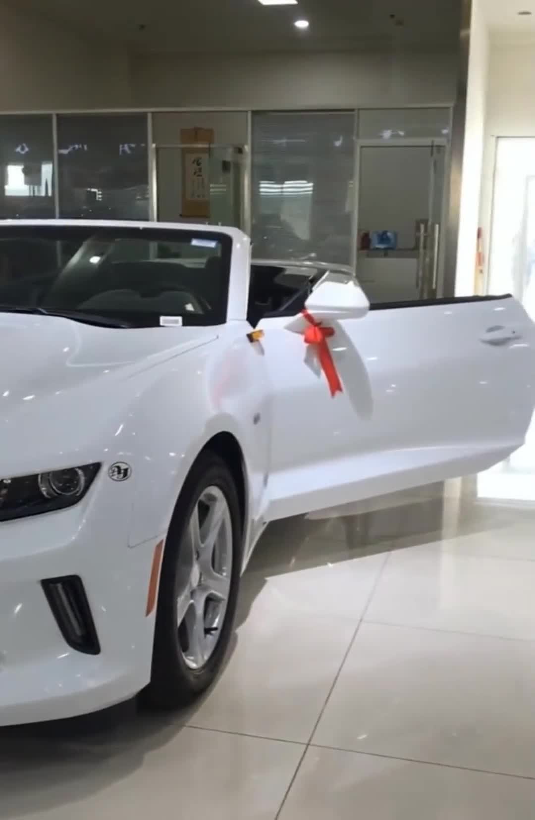 雪佛兰敞篷跑车,纯白色的外观特别大气,深受车迷喜欢